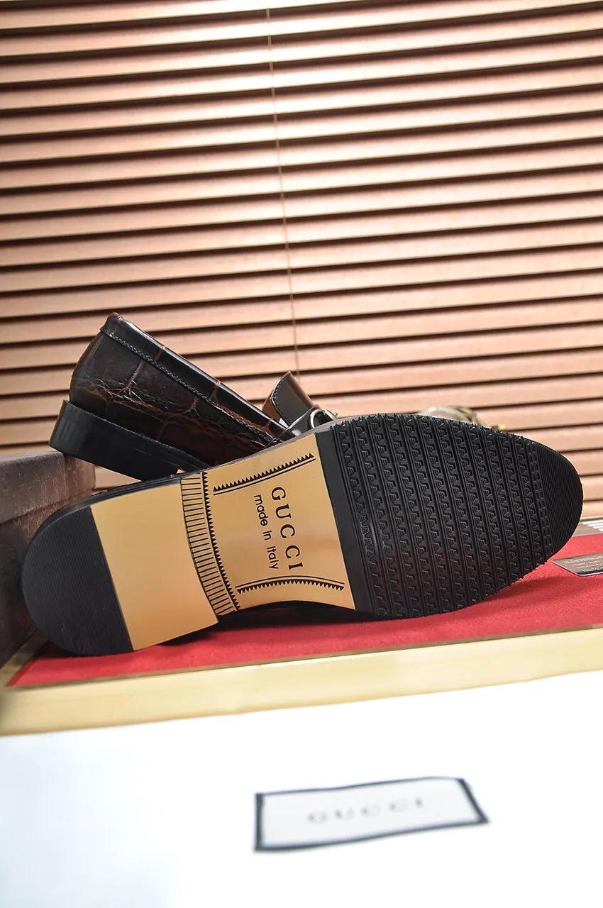 Men's shoes💰460💶Italy's top luxury men's shoe giant [GUCCI] has arrived in new style🍃Original European style🔰 Pleasant to the eye😍In order to make the shoes more durable and non-deformable🌀The production continues to follow traditional methods but there is still no lack of innovation💪The original sheepskin is chosen for the leather♻Smooth, natural and extra bright⭐Made of imported cowhide, the first choice of the rich 38-45 (45 customized)